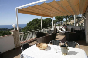 Villa Ines upper part sleeps 4 with pool, seaview, WIFI and streamingservices